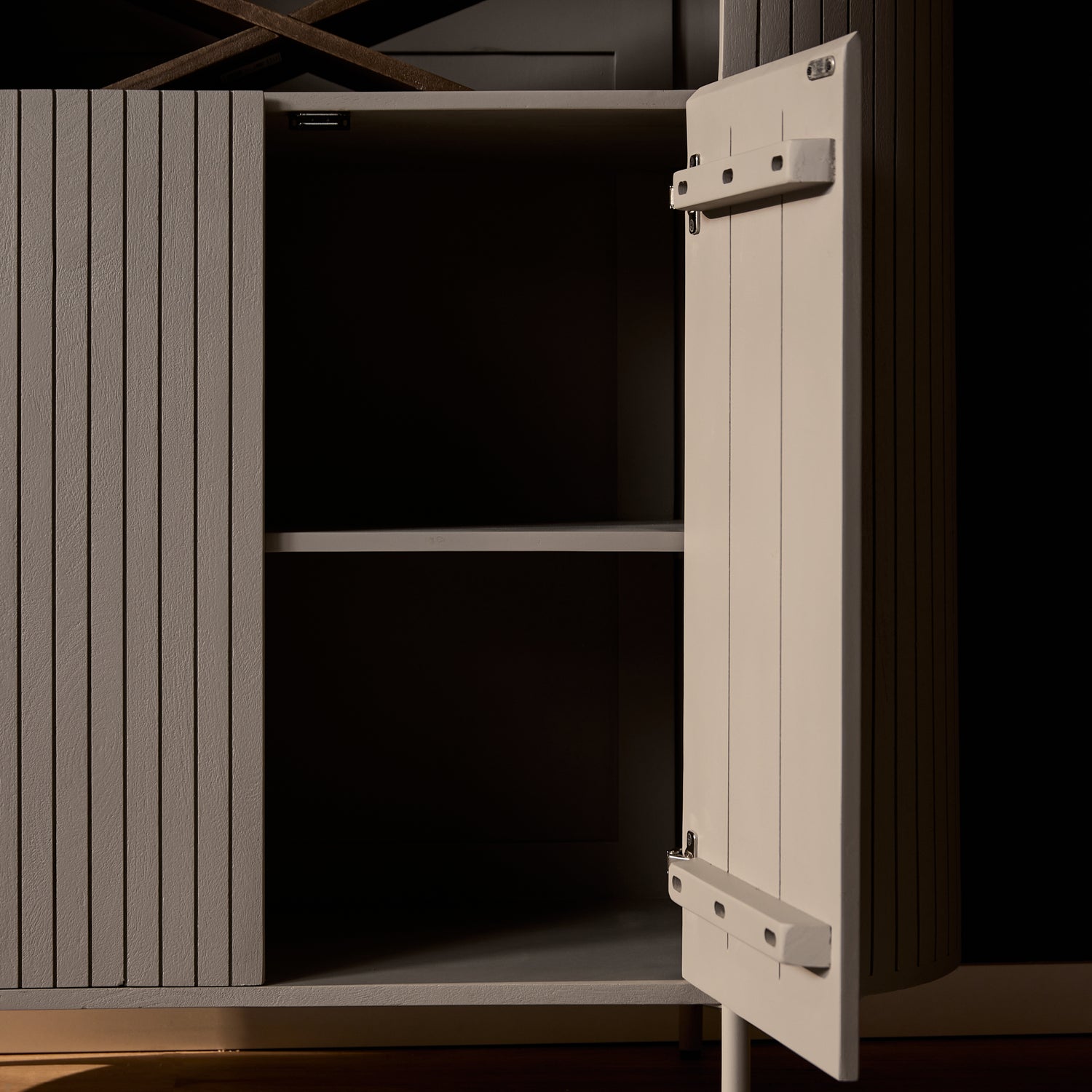 Wandkast Solana van Starfurn van opzij gezien, 45 cm diep en 180 cm hoog