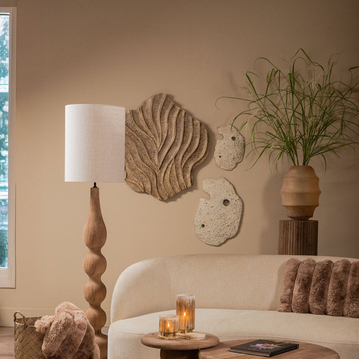 Abbie wandpanelen van PTMD als wandcompositie in een warme zithoek met ronde salontafels