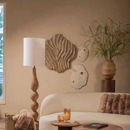 Abbie wandpanelen van PTMD als wandcompositie in een warme zithoek met ronde salontafels