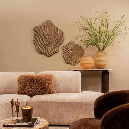 Interieur met drie Abbie wandpanelen van PTMD in beige boven een sofa, gestyled met kussens en kaarsen