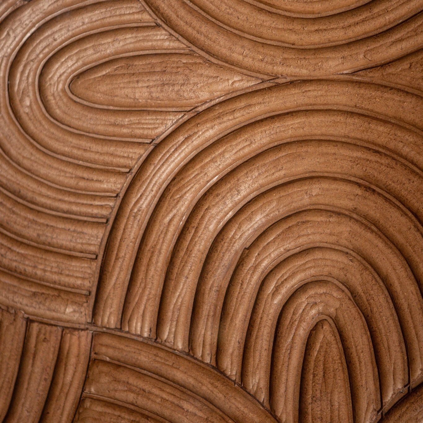 Wandpaneel Elasah Swirl van PTMD in een woonkamer, het golvende swirlreliëf duidelijk zichtbaar