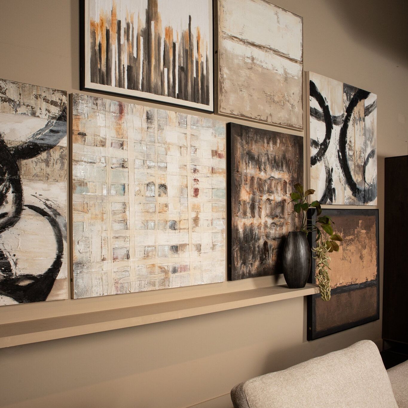 Wandpaneel Jor van PTMD in een interieur, zwart canvas met geschilderde cirkel in de ruimte