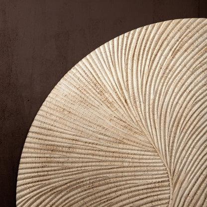 Wandpaneel Wiktor Rond Wit Ø120cm van PTMD, detail van het reliëf in warm licht tegen een donkere muur