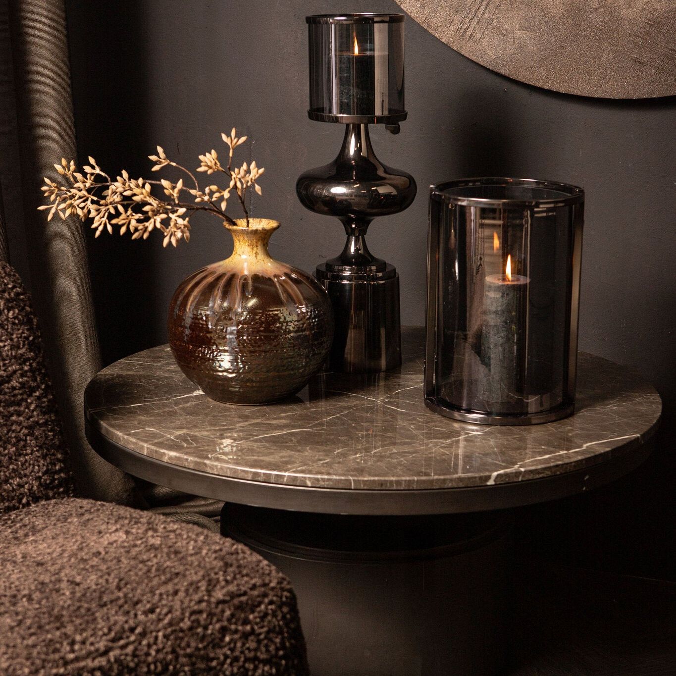 Windlicht Uvira Gunmetal Large van PTMD in een gestylde interieursetting, aluminium met grijze luster