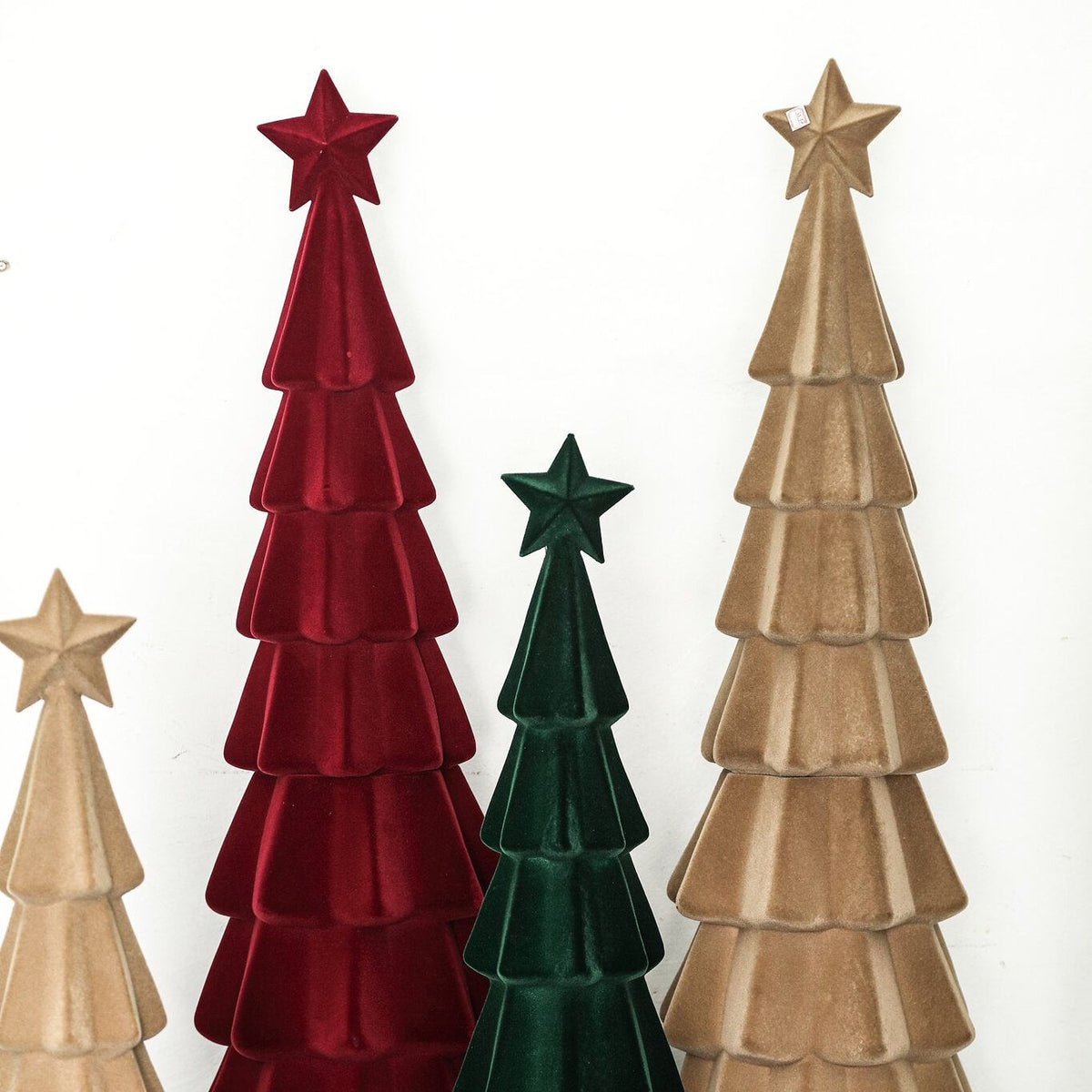 Yule Kerstboom Gelaagd Beige Large van PTMD, gelaagde kerstbomen in bordeaux, groen en beige naast elkaar