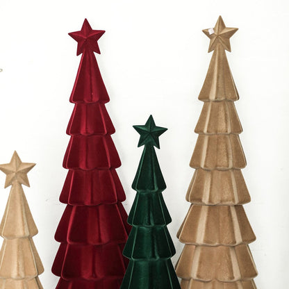 Yule Kerstboom Gelaagd Beige Large van PTMD, gelaagde kerstbomen in bordeaux, groen en beige naast elkaar
