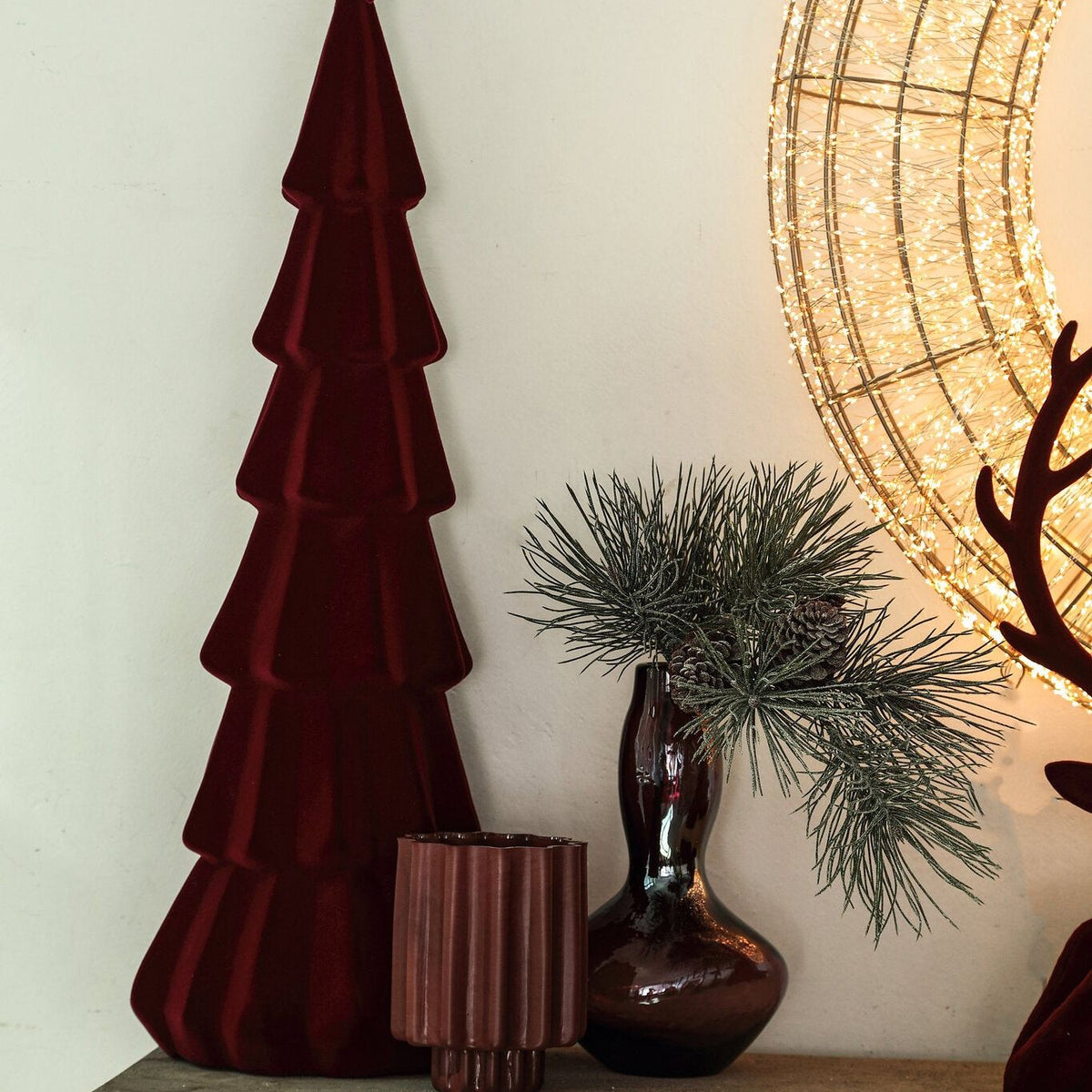 Yule Kerstboom Gelaagd Bordeaux Small van PTMD, sfeerbeeld met de bordeaux kerstboom als kerstdecoratie op een dressoir