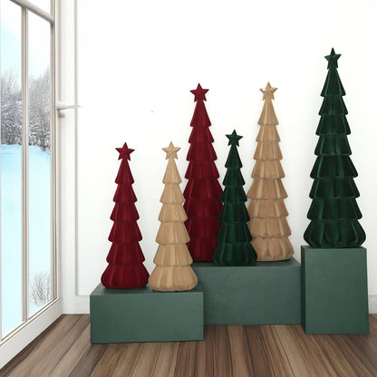 Yule Kerstboom Gelaagd Bordeaux Small van PTMD, gelaagde kerstbomen in drie kleuren op een groen podium bij het raam