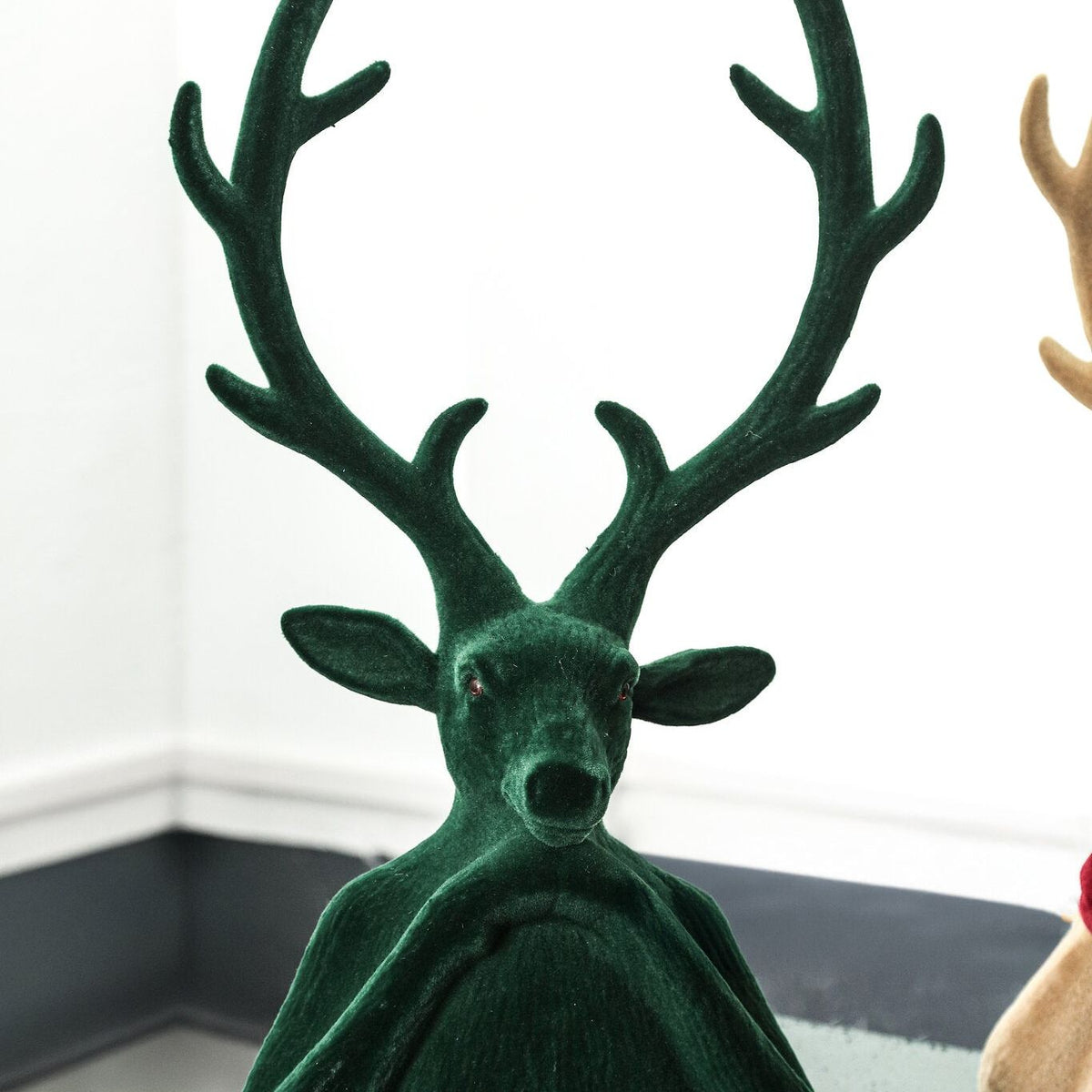 Yule Rendierkop Donkergroen Large van PTMD, sfeerbeeld met de donkergroene rendierkop als kerstdecoratie op een dressoir