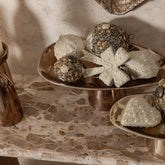 Zahia Schaal Op Voet Brons Small van PTMD, sfeerbeeld met warme styling in huis