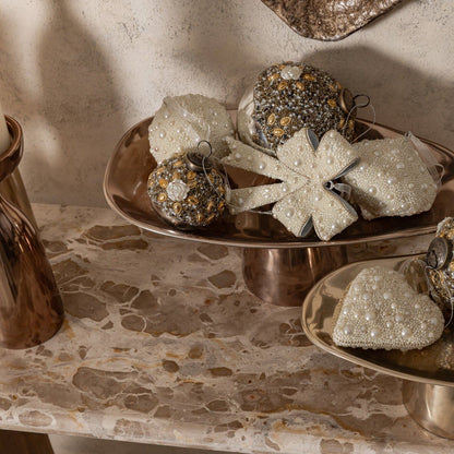 Zahia Schaal Op Voet Brons Small van PTMD, sfeerbeeld met warme styling in huis