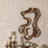 Zahia Schaal Op Voet Brons Small van PTMD gestyled als decoratie in de woonkamer