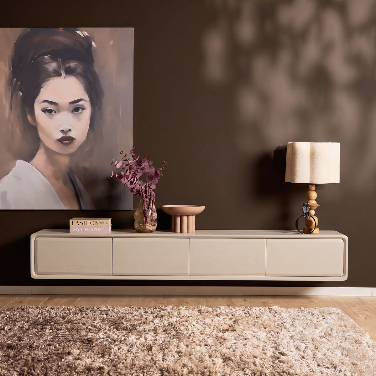 Zwevend TV-meubel Allure Zand 200cm van Starfurn in een woonkamer met portret en tafellamp