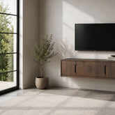 Zwevend Cortez tv-meubel aan de wand met televisie erboven en plant ernaast