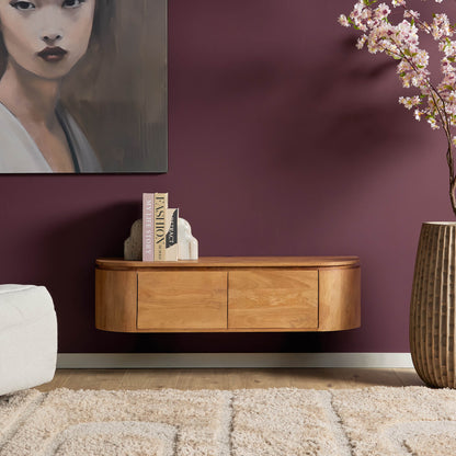 Sfeerbeeld van het naturel tv-meubel Excellent aan de wand met decoratie