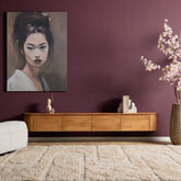 Sfeerbeeld van het naturel tv-meubel Excellent aan de wand met decoratie