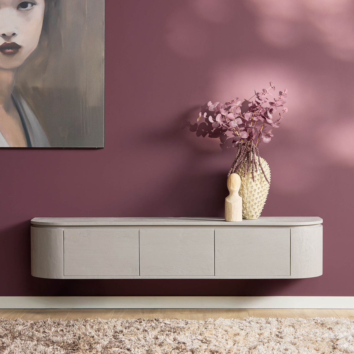 Zwevend TV-meubel Excellent Taupe 160cm van Starfurn zwevend aan de muur in een sfeervolle woonkamer