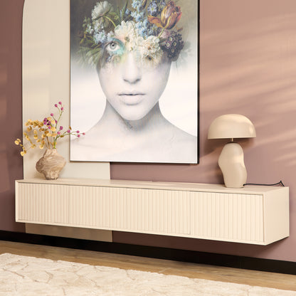 Zwevend tv meubel Madison Zand van Starfurn aan de wand met een televisie erboven