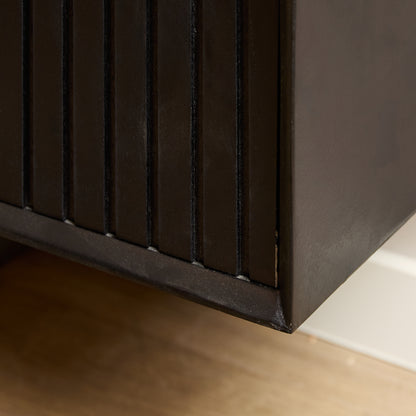 Detail van de greeploze deuren met verticaal lattenpatroon in zwart mangohout