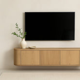 Zwevend TV-meubel Novero naturel 180cm in een woonkamer
